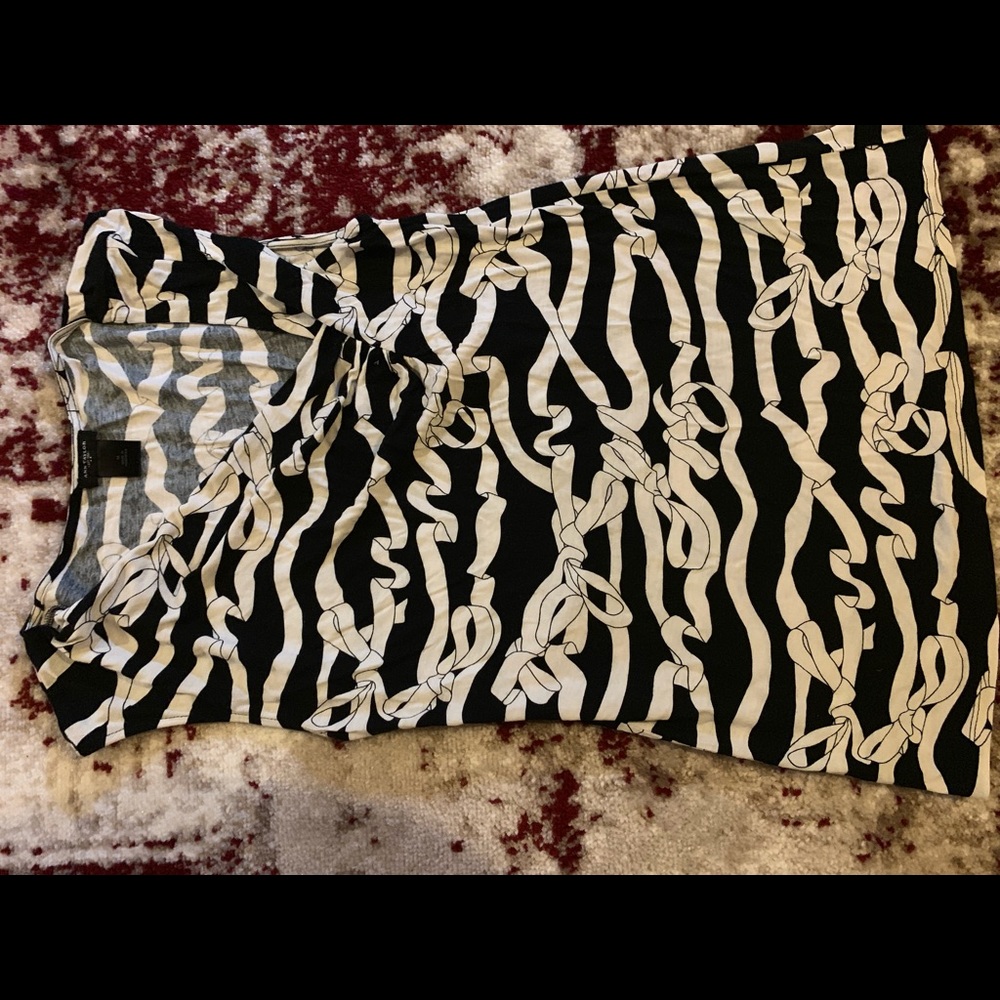 Black and white T-shirt